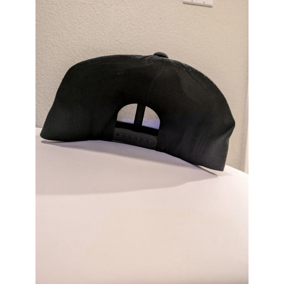 Brandless black snapback with green underbill new without tags - Picture 3 of 5